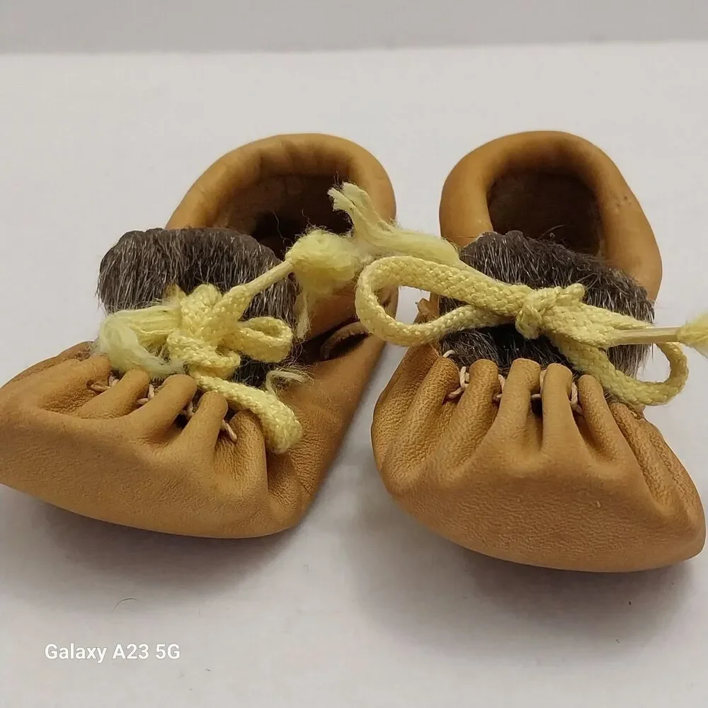 VTG Deerskin And Beaver Baby Moccasins Shoes Sz 4 Made In Canada #C014